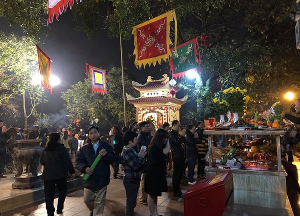 Sau thời khắc giao thừa Tết Mậu Tuất, người dân cả nước đi lễ chùa đầu năm