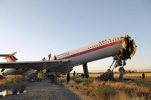 Iran: Máy bay chở 66 người rơi xuống núi, không ai sống sót