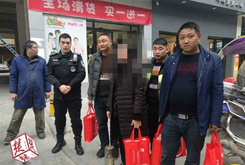 Nữ công nhân rút 13 tỉ tiền mặt để về quê ăn tết