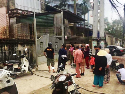 Xe máy kẹp giữa 2 ô tô, gần chục người bị thương