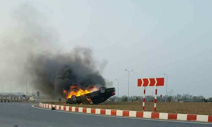 Hải Phòng: Xế hộp lao lên vòng xuyến, bốc cháy ngùn ngụt