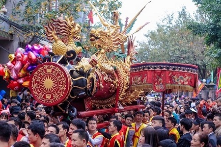 Hình ảnh trai tráng rước pháo khổng lồ Đồng Kỵ