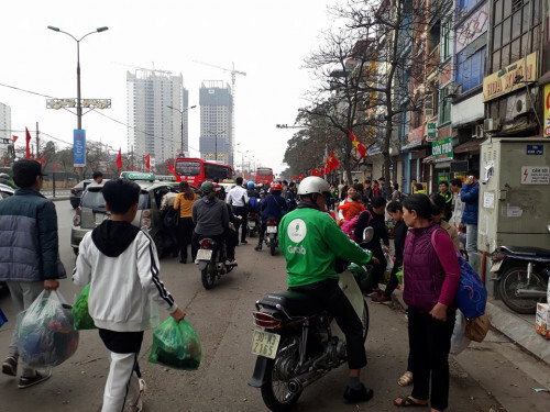 Người dân ùn ùn kéo về Hà Nội sau kỳ nghỉ Tết Mậu Tuất