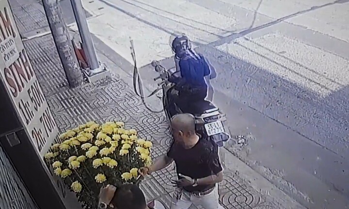 Video: Cướp liều lĩnh giật túi xách của người đàn ông