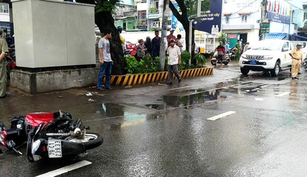 Ngày Tết, cha mẹ đi xe máy đâm cột điện, con tổn thương não nặng