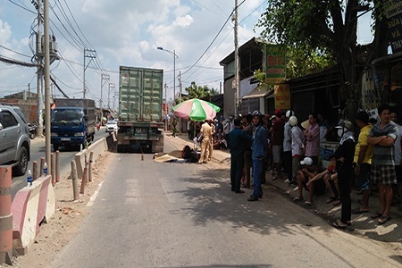 Va chạm với xe container, đôi nam nữ tử vong tại chỗ