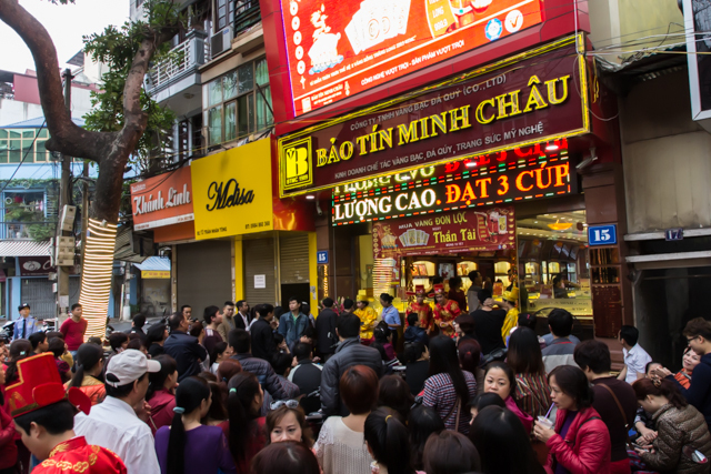 Ngày vía Thần Tài, vàng hình linh vật năm Tuất đắt khách