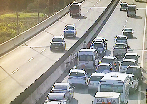 5 ôtô tông liên hoàn trên cao tốc gây ùn tắc kéo dài