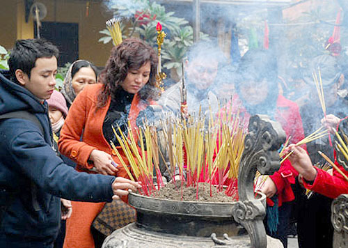 Thủ tướng Nguyễn Xuân Phúc yêu cầu công chức không đi lễ trong giờ làm việc