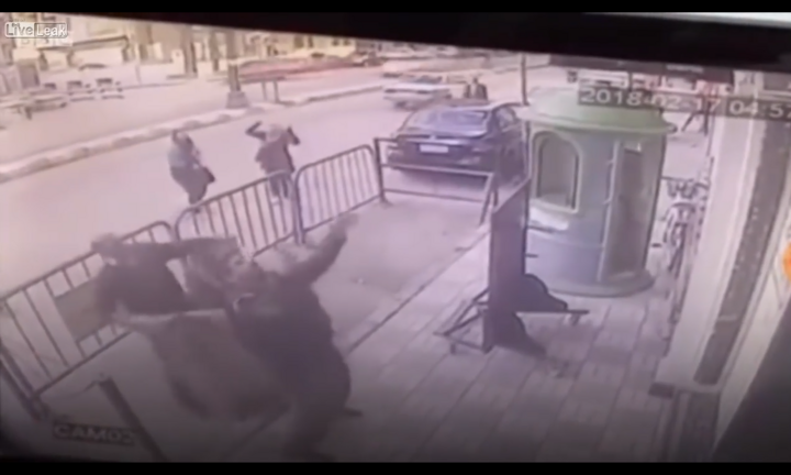 Cảnh sát đỡ thành công em bé rơi từ tầng 3