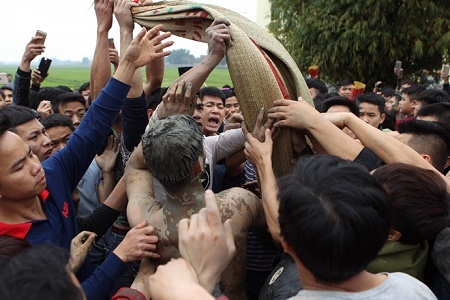 Video: Tranh cướp chiếu trong hội