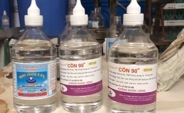 Giật mình phát hiện các nhà thuốc bán cồn y tế độc hại cho người dùng