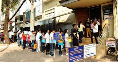 TP.HCM: Tranh thủ sau Tết, hàng nghìn người đổ xô đi làm hộ chiếu