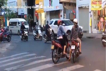 Video: Hai phụ nữ dừng xe giữa ngã ba tán chuyện, bất chấp xe cộ lưu thông 