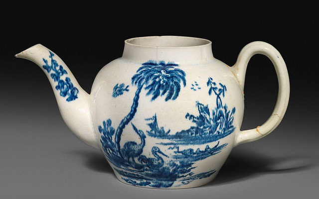 Vô tình mua chiếc ấm trà cũ, bỗng dưng bán được 18,2 tỷ đồng