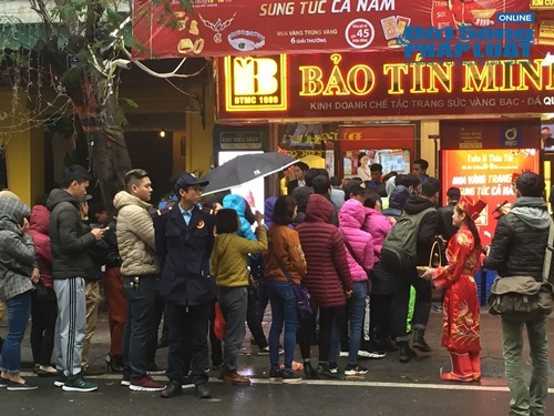 Tiệm vàng chuẩn bị đồ ăn cho khách vì xếp hàng quá lâu trong ngày vía thần tài