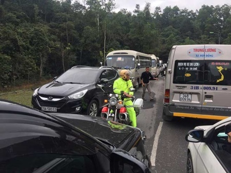 Khai hội Yên Tử 2018: Hàng nghìn người đi lễ, đường xá kẹt cứng