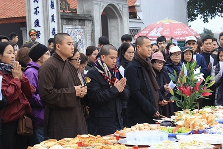 Hà Nội: Hàng vạn người phóng sinh 5 tấn cá xuống sông Hồng