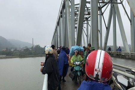 Nghệ An: Tìm kiếm người phụ nữ nhảy sông tự vẫn