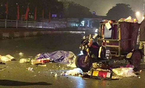 Hà Nội: Va chạm với xe tải, nam công nhân lái xe rác tử vong
