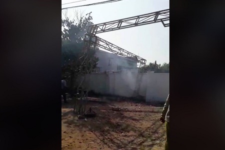 Video: Giàn giáo va đường điện cao thế phát nổ, 1 người tử vong