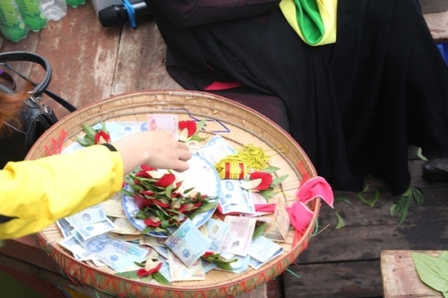 Phớt lờ lệnh cấm, liền anh liền chị vẫn ngả nón xin tiền ở Hội Lim