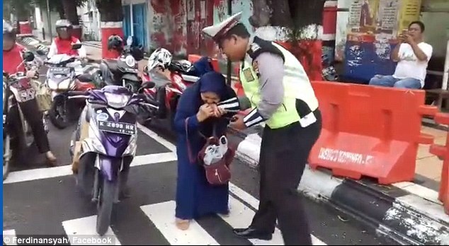 Bị CSGT bắt vì không đội mũ bảo hiểm, người phụ nữ xông vào cắn cảnh sát