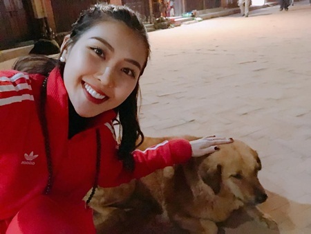 Hoa hậu Tường Linh hành hương Nepal ngày đầu năm
