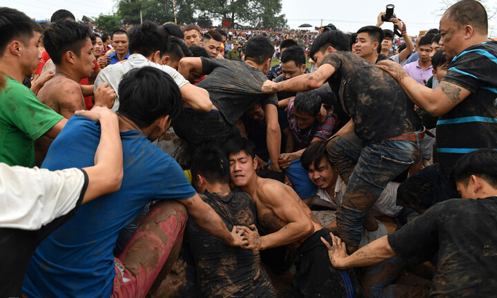 Trai làng giẫm đạp nhau trên bùn lầy, xô nhau xuống ao bèo để cướp phết