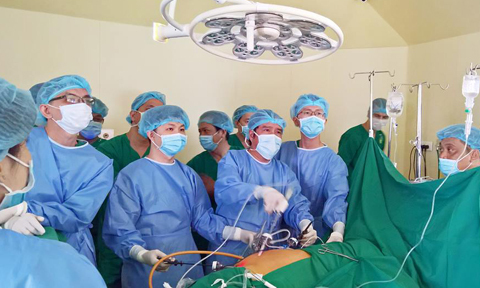 Mẹ ruột hiến thận giúp con trai thoát khỏi cửa tử