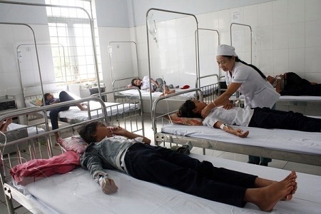 Ăn thịt gà dính bả chuột, hàng chục người phải nhập viện