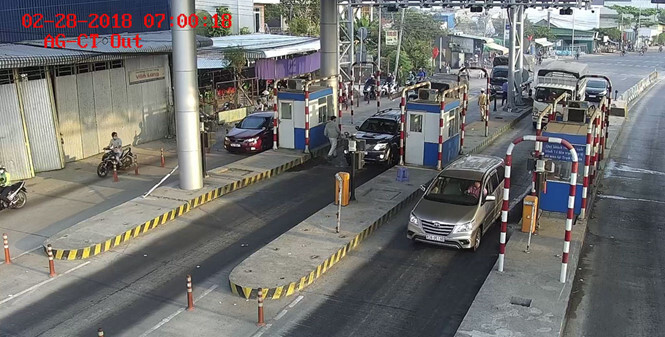 Các tài xế phản đối thu phí, BOT T2 Cần Thơ tiếp tục xả trạm 