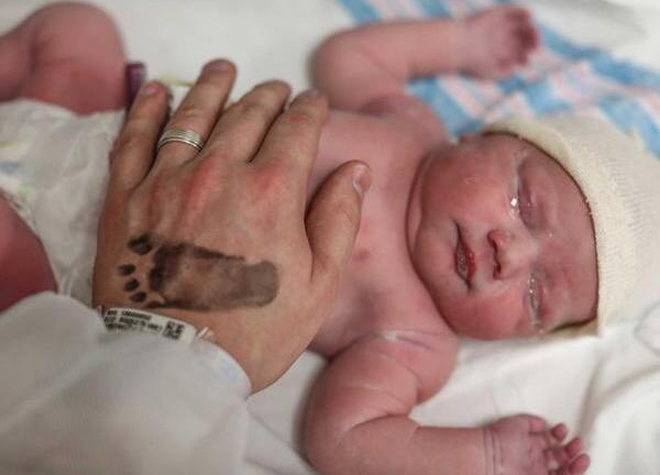 Bố hốt hoảng chụp lại bức ảnh con chào đời sau tiếng gọi thất thanh của y tá