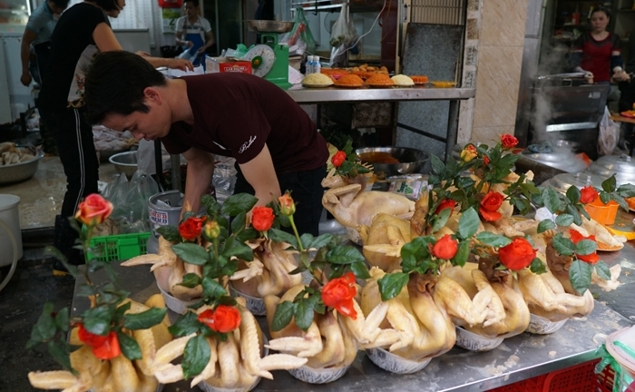 Bán gà cúng rằm tháng Giêng không kịp ngơi tay, tiểu thương trúng đậm