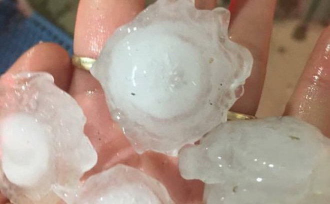 Lào Cai: Xuất hiện mưa đá to bằng nắm tay 