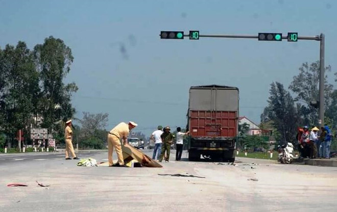 Ô tô tải đâm xe máy, 2 anh em ruột chết thảm