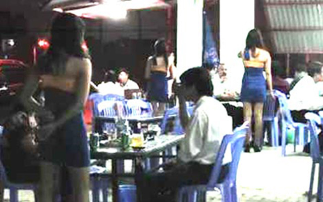 Nữ nhân viên quán nhậu bị ép đóng 20.000 đồng mỗi lần tiếp khách
