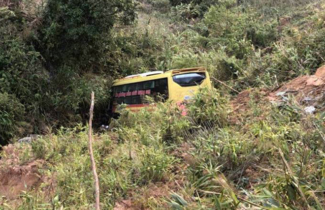 Điều tra trách nhiệm chủ xe vụ xe khách lao xuống vực ở đèo Lò Xo