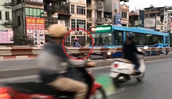 Thót tim người phụ nữ chạy xe máy ngược chiều trên cầu vượt, suýt đấu đầu xe buýt