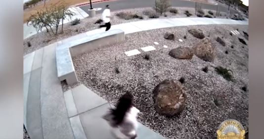 Hai tên trộm 'số nhọ' nhất năm: Chạy trốn cảnh sát, trèo luôn vào đồn