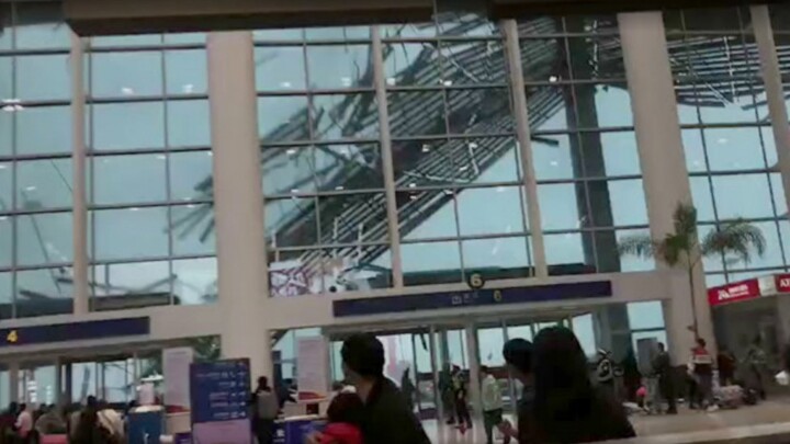 Hành khách hoảng loạn bỏ chạy vì sân bay sụp đổ do gió mạnh