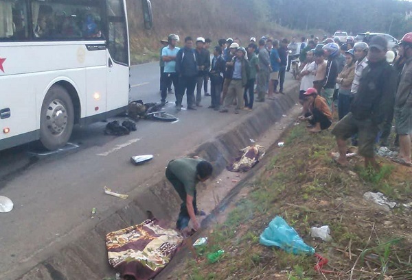 Xe khách tông xe máy, 2 vợ chồng tử vong