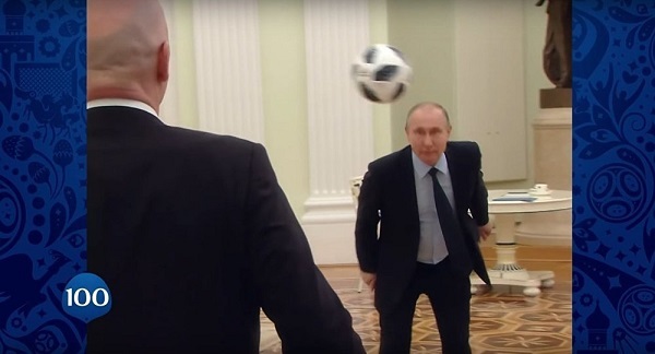 Tổng thống Nga chơi bóng với Chủ tịch FIFA tại Điện Kremlin