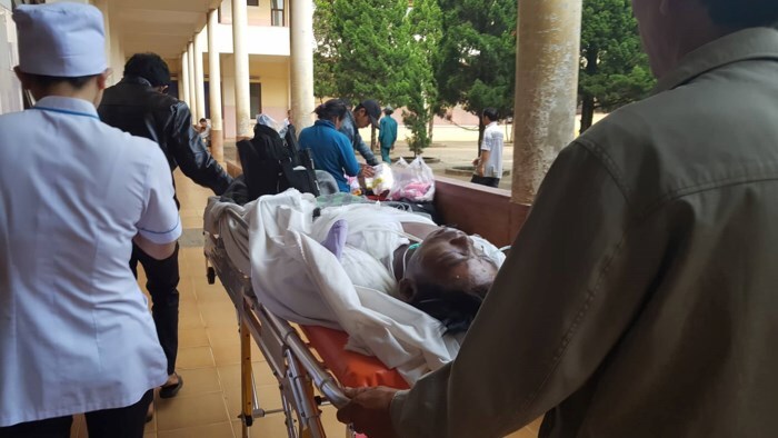 Con đang ngủ với bố bị mẹ tạt nước sôi vào người