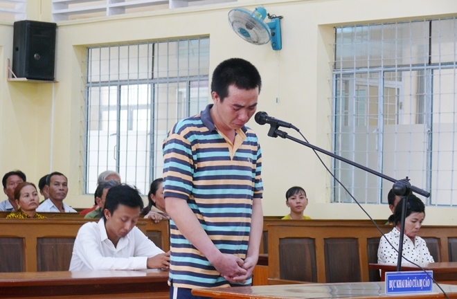 Dùng xăng đốt vợ trong phòng trọ, người chồng lĩnh 15 năm tù