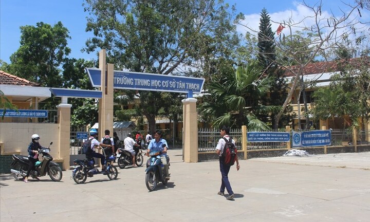 Nam sinh lớp 8 bóp cổ cô giáo ngay trong lớp bị tạm ngừng học