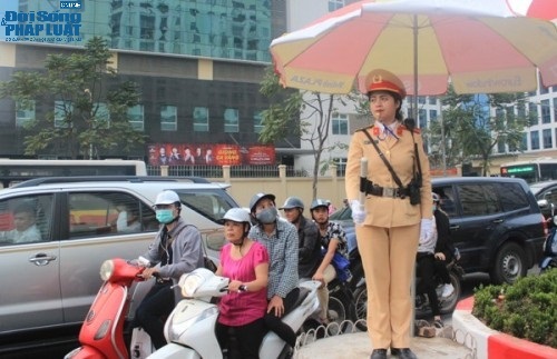 Ngày 8/3 của nữ cảnh sát giao thông xinh đẹp
