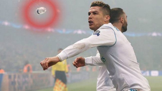 C.Ronaldo suýt lĩnh cả chai nước vì khiến fan của PSG