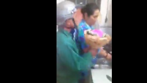 Dân mạng 'ghen tị' trước màn tặng hoa ngọt ngào nhất của cặp vợ chồng lớn tuổi