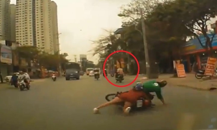 Video: Bị cướp điện thoại, cô gái và tài xế Grab ngã nhào xuống đường